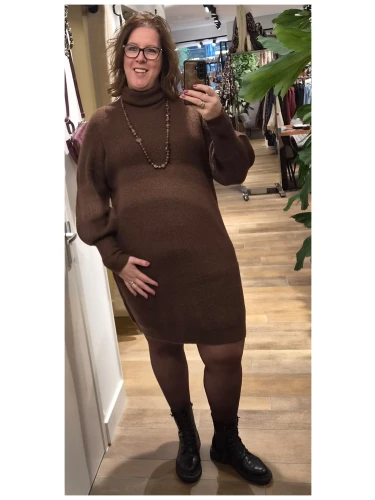 KNITTED ROLLNECK BALLOON dress in kleuren bruin, rood en zwart